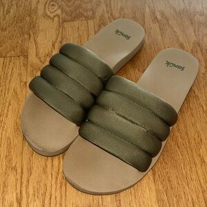 SANUK SANDALS SIZE 8 green and tan